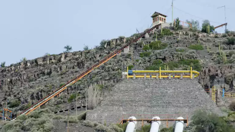 1923_Entra en operación la Central Hidroeléctrica Maitenes en San José de